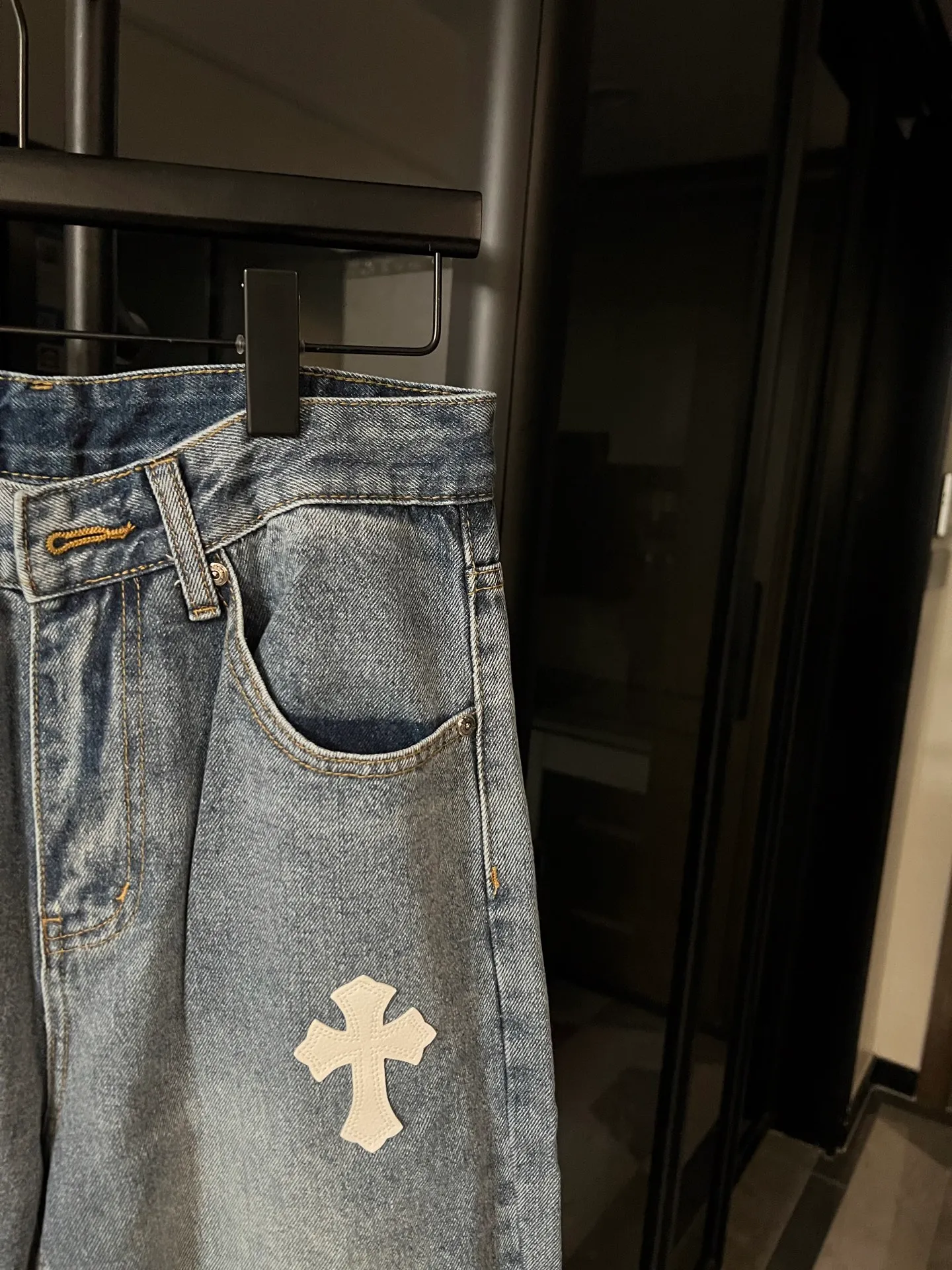 P260 [Next day] Chrome Hearts/Chrome Hearts CH Hong Kong City Limited Series Sanskrit Cross Patch Leather Jeans (Blue) Blue and Black Color - Hong Kong Limited Fashion players, Chrome Hearts Hong Kong City Limited Jeans are now available!  The unique color scheme is like the intertwining of vitality and romance of Hong Kong. The three-dimensional letters between the hips seem to tell the story of the city. The customized hardware, the three-dimensional and thick cross stamens, and the hand-cut leather washers make the details full of luxury.  Handcrafted and made of environmentally friendly materials, comfort and quality coexist. Owning it is not only an outfit, but also a status symbol. Globally limited edition, don’t miss it.  Size: 28 30 32 34 (corresponding to s-xl) Detailed size can be found in Figure 9